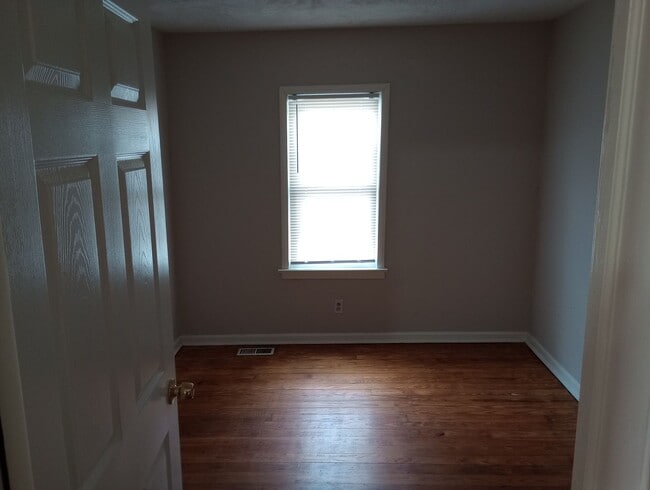 Building Photo - 3 Bedroom  2 Bath Home - Convenient Location