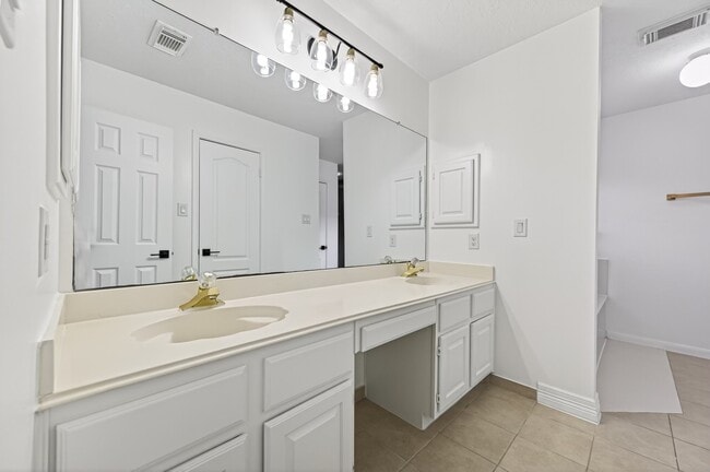 Building Photo - 2431 Parkwood Ln