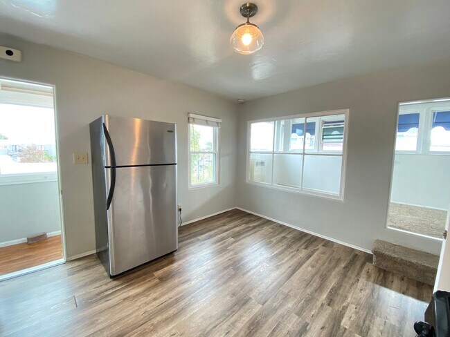 Building Photo - CHARMING NORTH PARKING ONE BEDROOM! LARGE ...