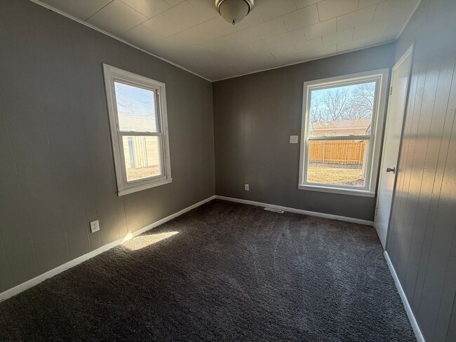 Building Photo - 4 Bedroom 1 Bath house with a HUGE Yard & Shop!!