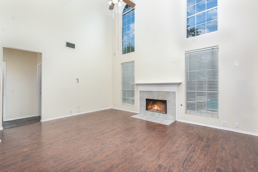 Livingroom w. Fireplace - 3607 Creekview Ct