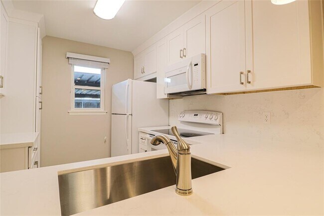 Building Photo - 2744 Briarhurst Dr