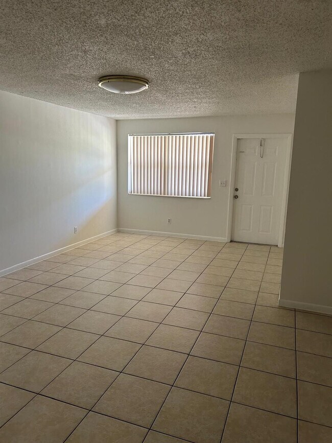 Building Photo - 850 E Commercial Blvd