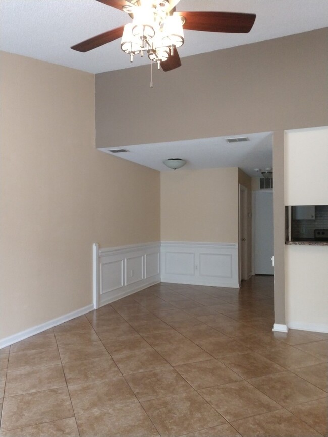 Building Photo - Beautiful 3 Bed 2 Bath Townhouse Close to ...