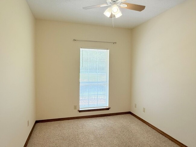 Building Photo - Custom Home On 1.78 Acre Lot