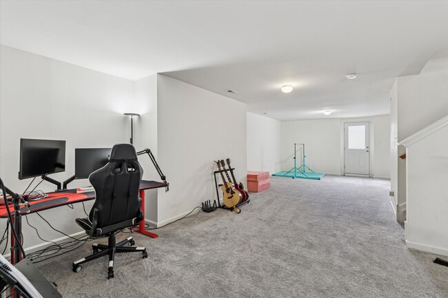 Building Photo - 3B/2.5B End Unit Townhome in Penns Manor A...