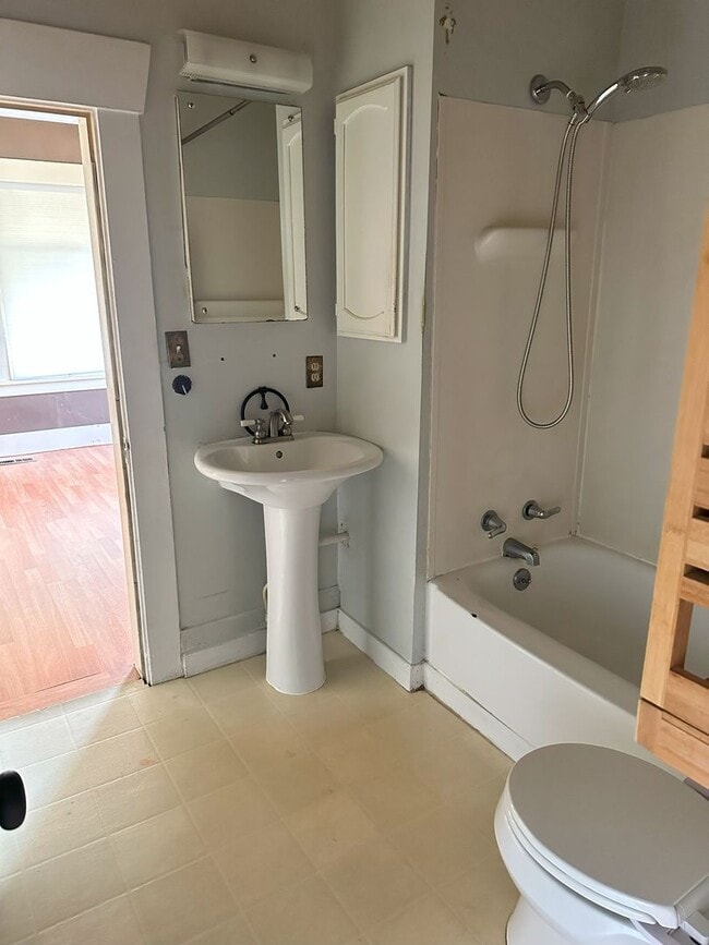 Building Photo - 2 bdrm/1 bath Lettered Streets cottage for...