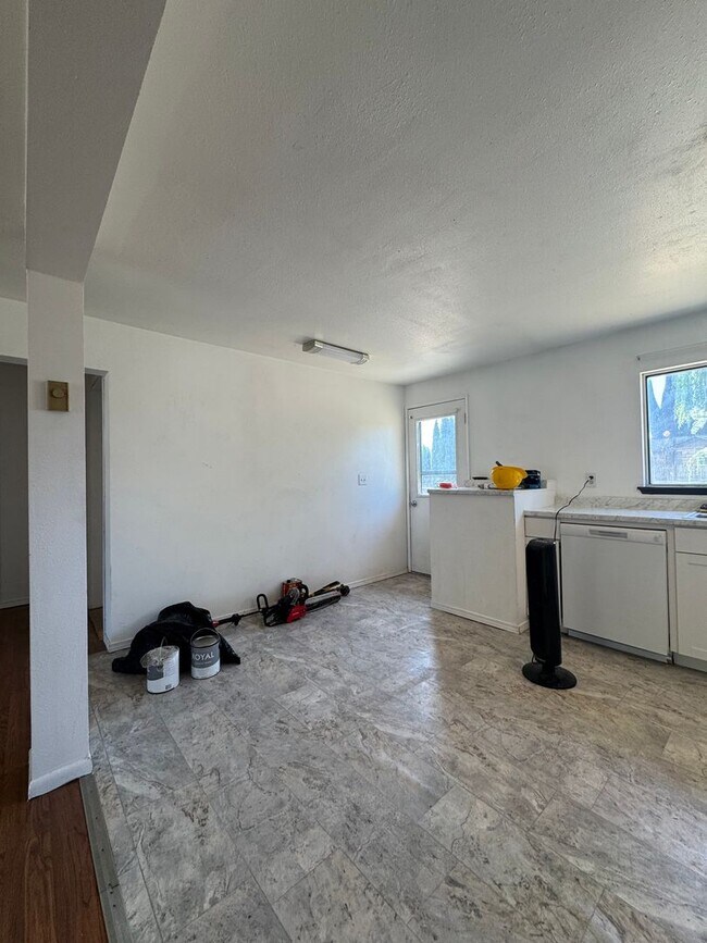 Building Photo - PET FRIENDLY 4 Bedroom 2 Bath
