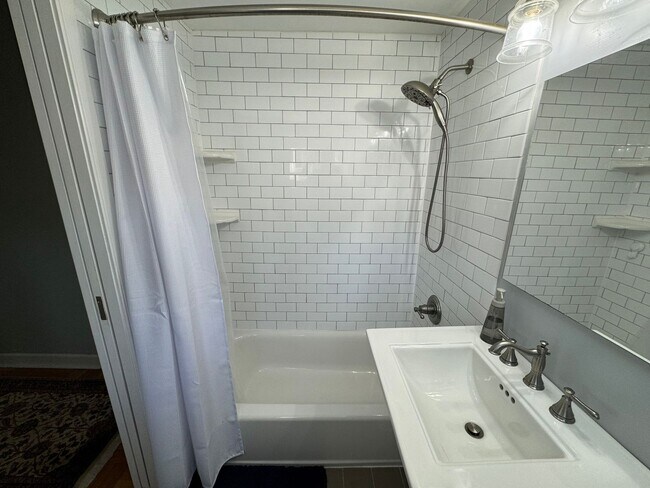 Building Photo - Charming 1 Bed 1 Bath End Unit Condo In Am...