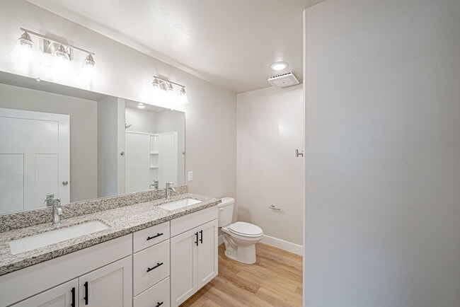 Building Photo - END UNIT TOWNHOME!!