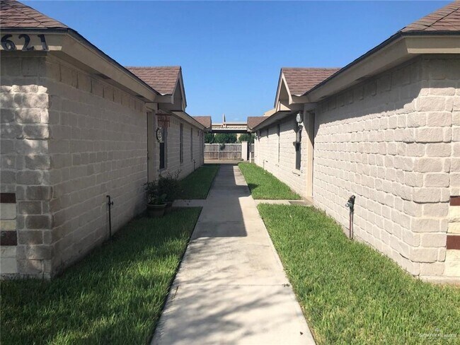 Building Photo - 6 Pebble Creek St