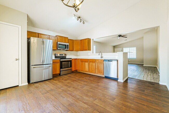 Building Photo - 1453 E Kelsi Ave