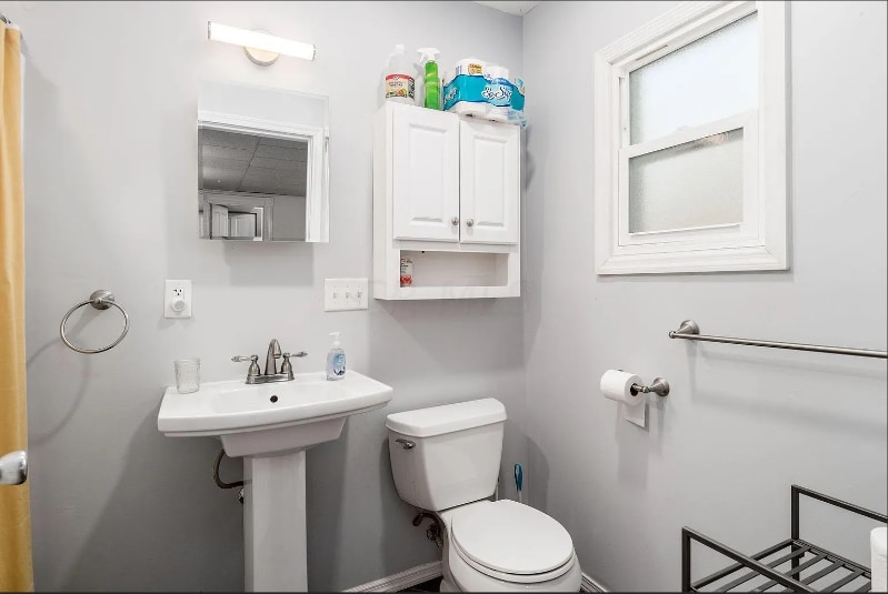 Building Photo - 453 Burg St