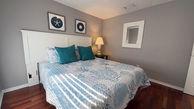 Building Photo - Fully Furnished Two Bedroom Long Term Beach Apartment for Rent