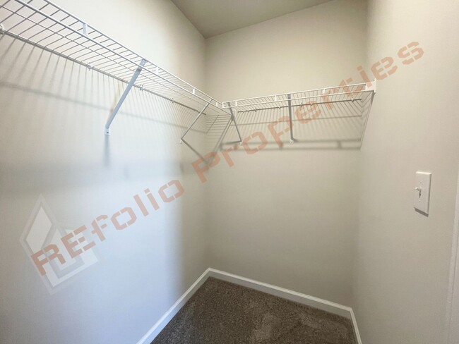 Building Photo - Beautiful 4 Bedroom 2.5 Bathroom Home w/ G...