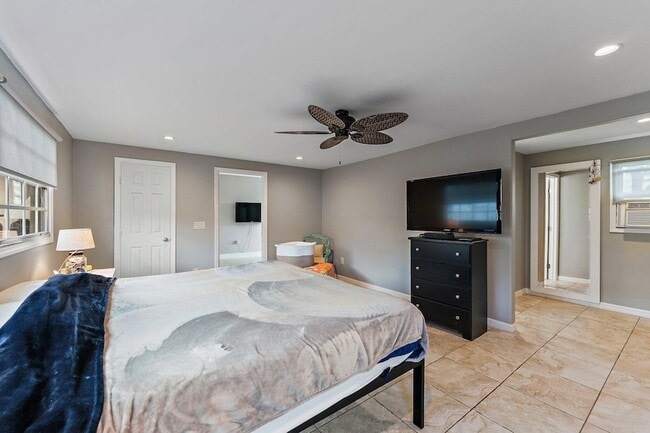 Building Photo - 5854 SE Orange Blossom Trail