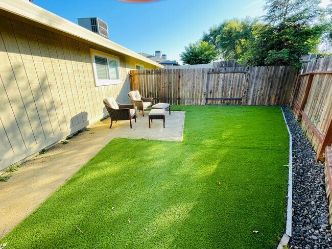 Building Photo - 8860 N Winding Way