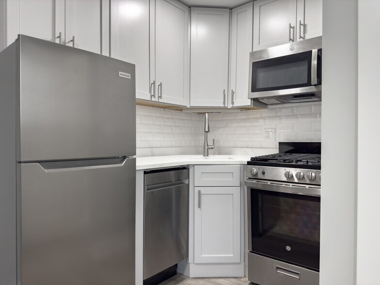 Building Photo - 510 W Belmont Ave