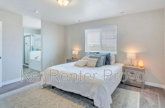 Building Photo - 934 240 W