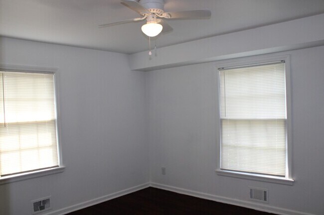 Building Photo - Large 5 bed 2 full bath Home in Independence