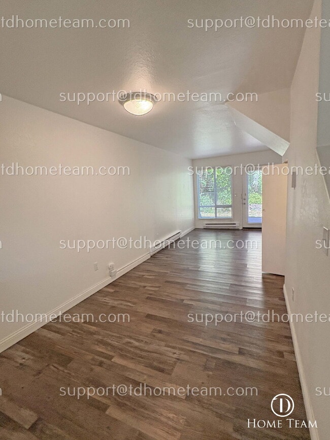 Building Photo - "Charming 2-Bedroom Townhouse Retreat in Seattle – 860 Sq Ft of Urban Comfort!"