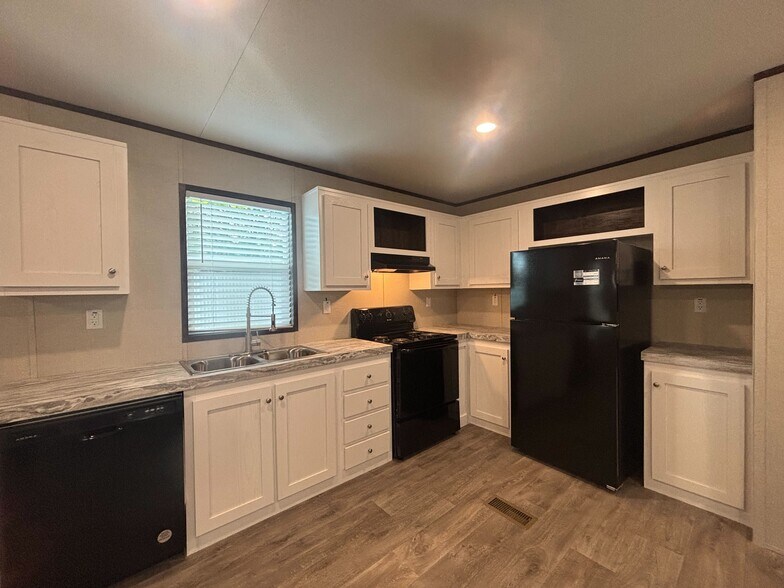 Building Photo - 203 Linda St