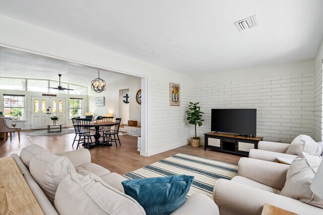 Building Photo - 94 Ivanhoe Dr