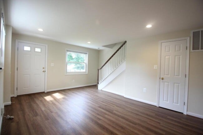 Building Photo - 10717 Maple St