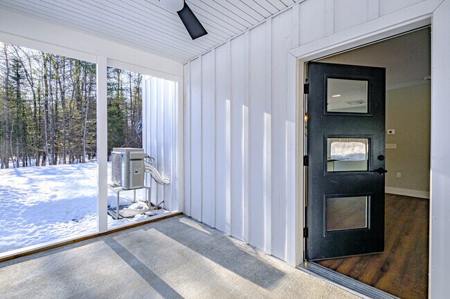 Building Photo - Highland Duplex