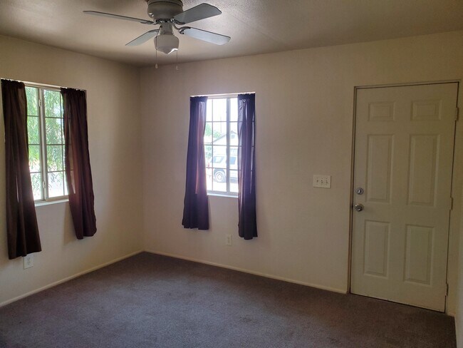 Livingroom with ceiling fan - 2101 W H St