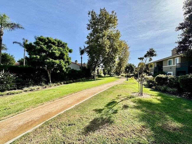 Building Photo - Beautifully Upgraded 2-Bedroom Condo in La Jolla Colony