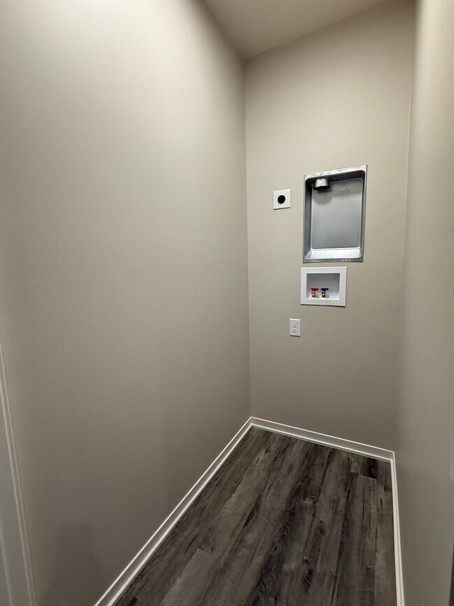 Building Photo - Spacious 2 bed/2.5 bath daylight Townhome in SE Lincoln