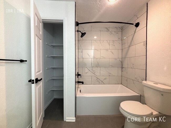 Building Photo - 320 W 7th St