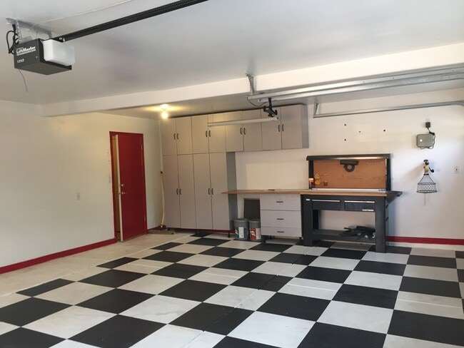 Building Photo - 5801 Roscomare St