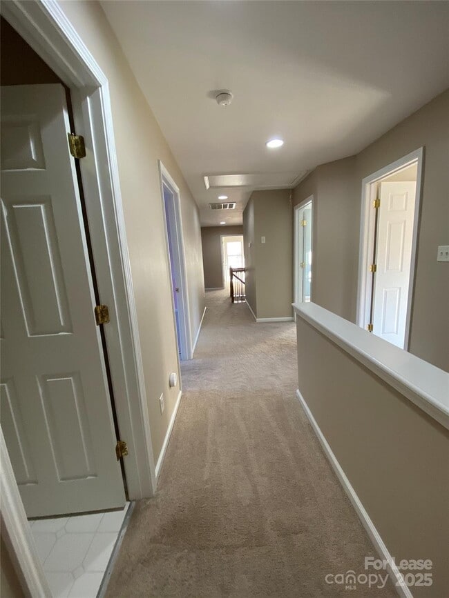Building Photo - 605 Queenswater Ln