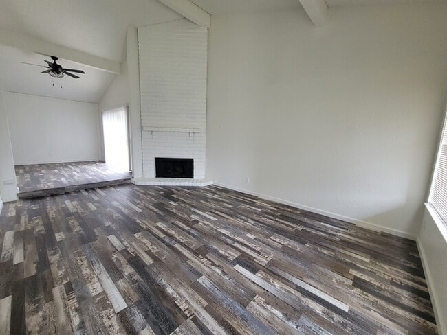 Building Photo - Adorable UPDATED 2bd/2bth duplex in Sacramento!