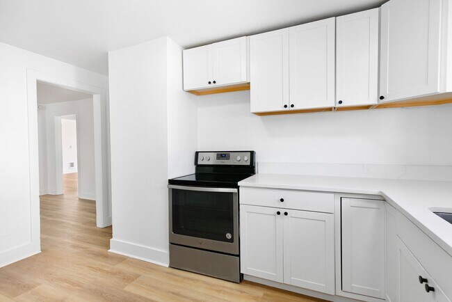 Building Photo - Beautiful 3 bd home close to the hospital