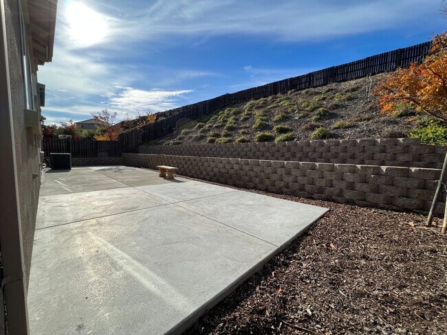 Building Photo - Desirable and Spacious 5-Bedroom Home in Empire Ranch!