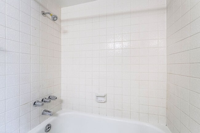 Building Photo - 2 Bedroom, 2 Bathroom Condo unit in a Gate...