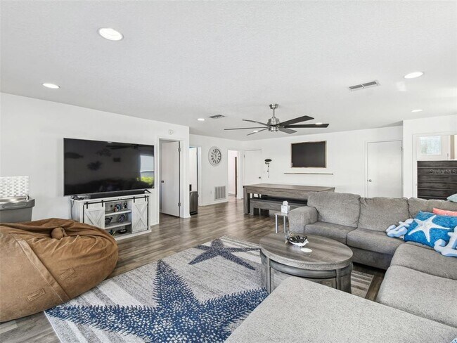 Building Photo - 6241 Bayside Dr