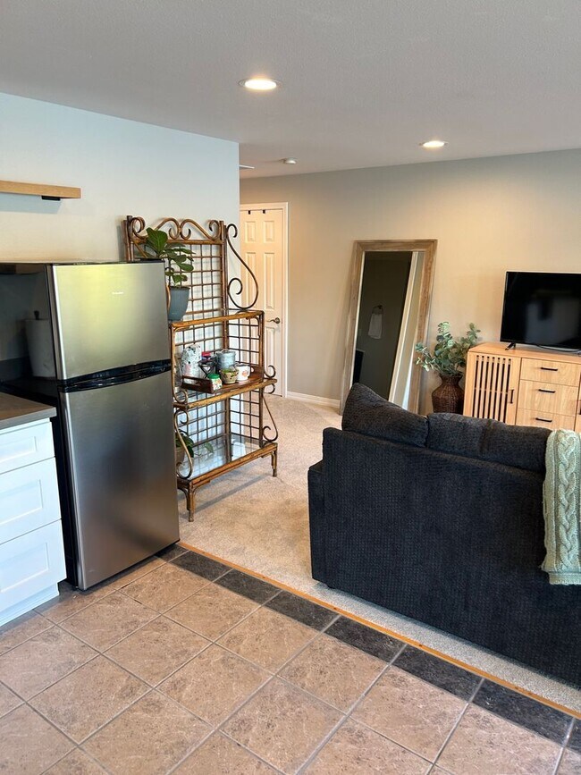 Building Photo - Studio Apartment , Fully Furnished  , Lake Access, No Washer and Dryer . Four Floors Down walk wa...