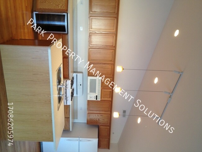 Building Photo - Oak Forest - 2 Bedroom, 2 Bath Penthouse C...