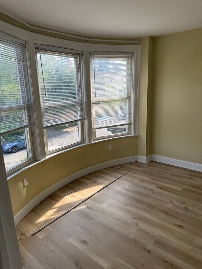 Building Photo - 5552 Avondale Pl