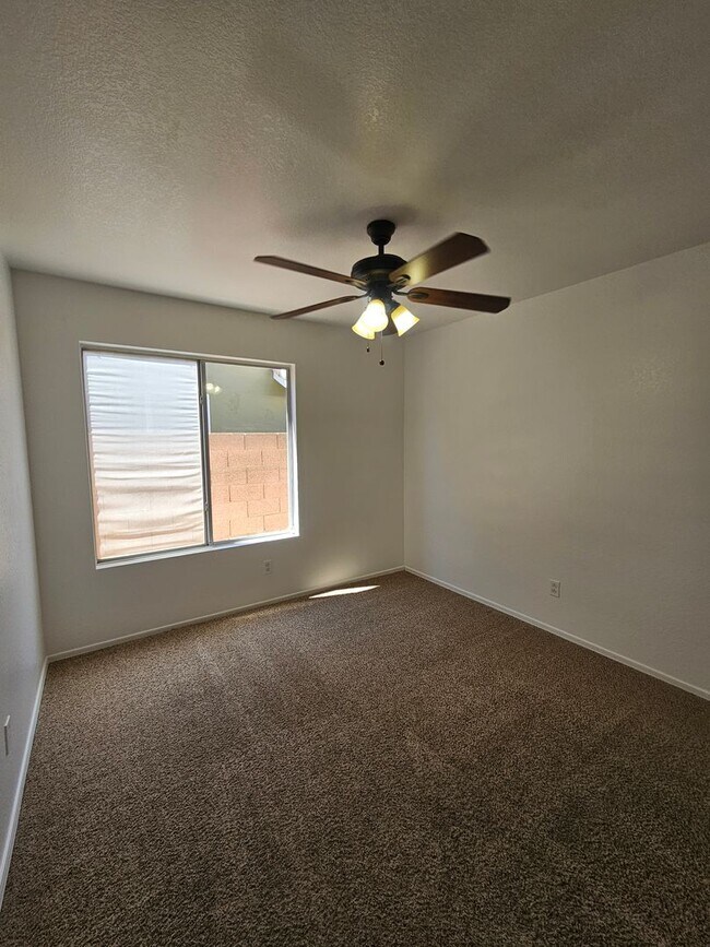 Building Photo - 3 Bedroom Home - No HOA - Single Level - North Phoenix *$500 Off First Month's Rent*