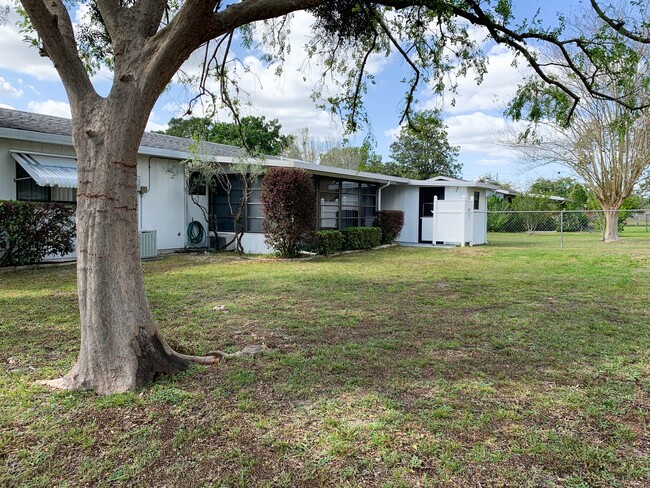 Building Photo - 10081 SW 95th Ave