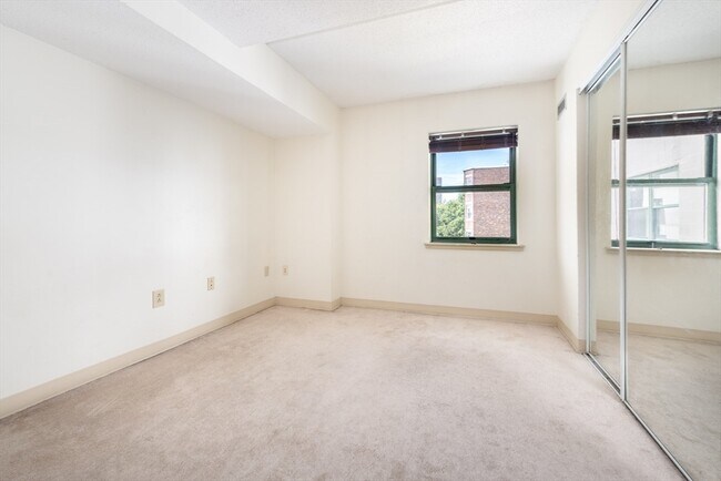 Building Photo - 108 Peterborough St