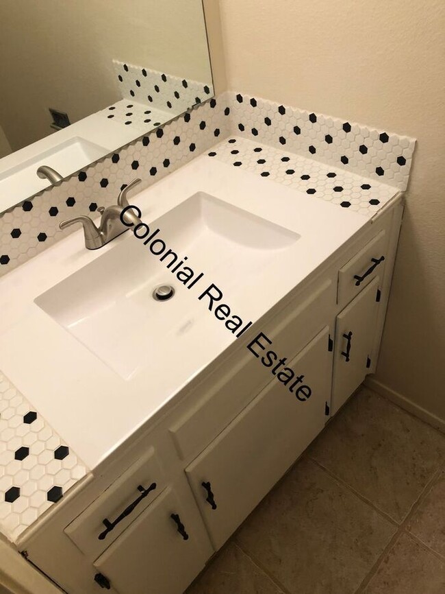 Building Photo - 2 Bedroom 1 and 1/2 Bathroom Apartment in quiet neighborhood!