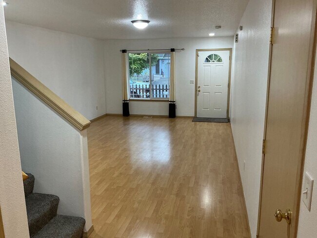 Building Photo - MODERN CONVENIANCES