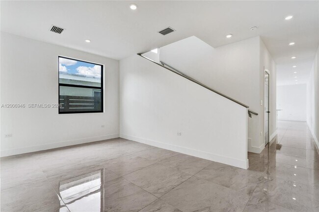 Building Photo - 2887 SW 33rd Ave