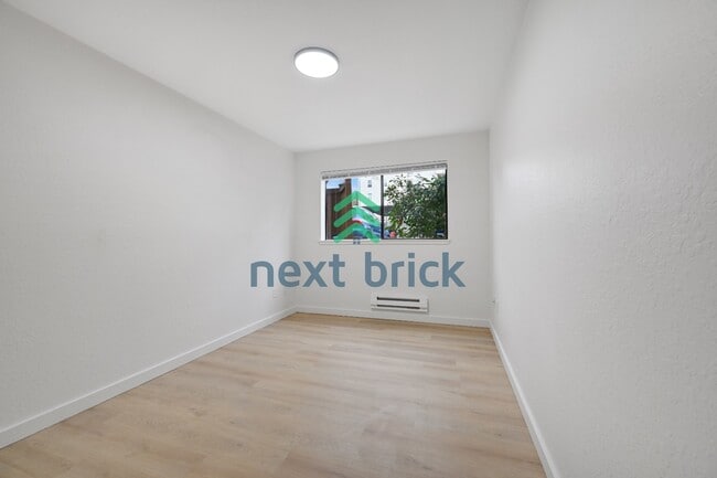 Building Photo - 2 Bed 1 Bath Condo